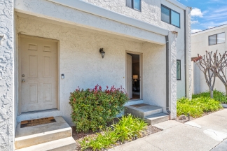 Bright End-Unit Townhome Near Downtown Morgan Hill