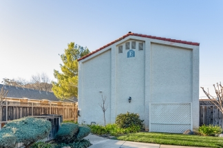 Bright End-Unit Townhome Near Downtown Morgan Hill