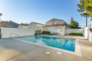 Bright End-Unit Townhome Near Downtown Morgan Hill