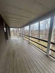 4-Bed Retreat with Vaulted Ceilings & Covered Porch, minutes to the Shenandoah River in Front Royal