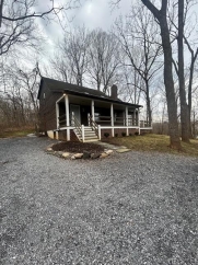 4-Bed Retreat with Vaulted Ceilings & Covered Porch, minutes to the Shenandoah River in Front Royal