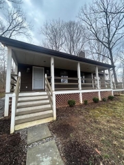 4-Bed Retreat with Vaulted Ceilings & Covered Porch, minutes to the Shenandoah River in Front Royal