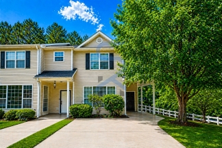 Feel at Home – 3BR/2.5BA with Easy Access to Local Amenities