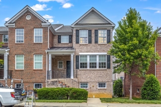 Gorgeous Brick End Unit Townhome in Apex!
