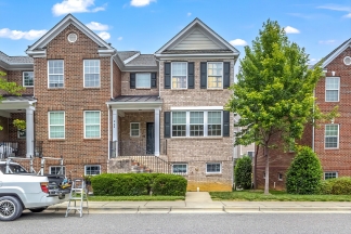 Gorgeous Brick End Unit Townhome in Apex!