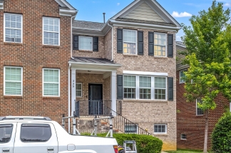 Gorgeous Brick End Unit Townhome in Apex!