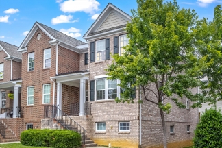 Gorgeous Brick End Unit Townhome in Apex!