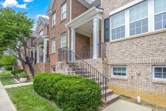 Gorgeous Brick End Unit Townhome in Apex!