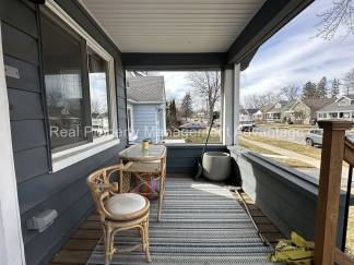 Super Modern Updated 2-Bedroom Lower Flat - Close to Downtown Ferndale!