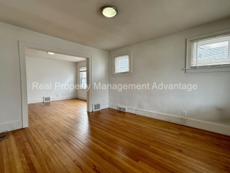 Super Modern Updated 2-Bedroom Lower Flat - Close to Downtown Ferndale!