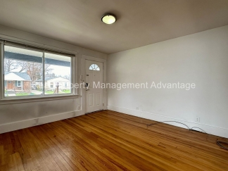 Super Modern Updated 2-Bedroom Lower Flat - Close to Downtown Ferndale!