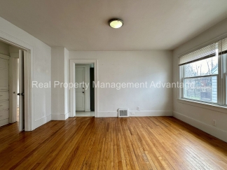 Super Modern Updated 2-Bedroom Lower Flat - Close to Downtown Ferndale!