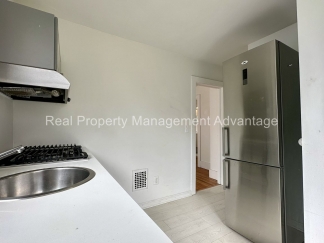 Super Modern Updated 2-Bedroom Lower Flat - Close to Downtown Ferndale!