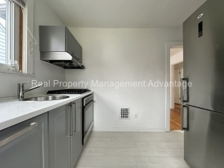 Super Modern Updated 2-Bedroom Lower Flat - Close to Downtown Ferndale!