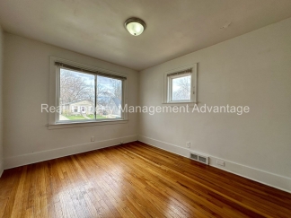 Super Modern Updated 2-Bedroom Lower Flat - Close to Downtown Ferndale!