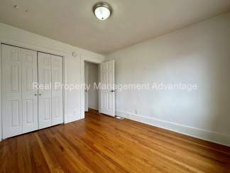 Super Modern Updated 2-Bedroom Lower Flat - Close to Downtown Ferndale!