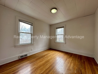 Super Modern Updated 2-Bedroom Lower Flat - Close to Downtown Ferndale!