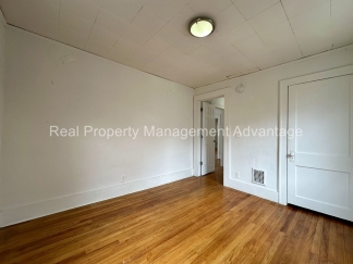 Super Modern Updated 2-Bedroom Lower Flat - Close to Downtown Ferndale!