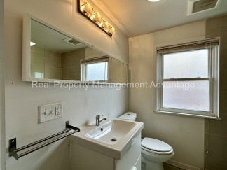 Super Modern Updated 2-Bedroom Lower Flat - Close to Downtown Ferndale!
