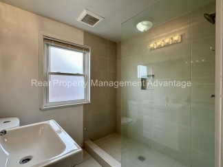 Super Modern Updated 2-Bedroom Lower Flat - Close to Downtown Ferndale!
