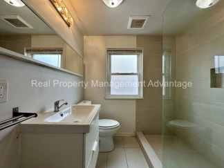 Super Modern Updated 2-Bedroom Lower Flat - Close to Downtown Ferndale!