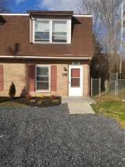 2 Bedroom 1.5 Bath Townhome on culdesac with fenced in back yard. Close to Shops and Downtown.
