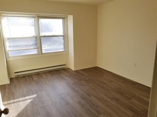 2 Bedroom 1.5 Bath Townhome on culdesac with fenced in back yard. Close to Shops and Downtown.