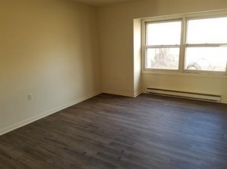 2 Bedroom 1.5 Bath Townhome on culdesac with fenced in back yard. Close to Shops and Downtown.
