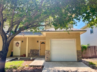 Charming 3 Bedroom Townhome Near Medical Center and Ingram Park