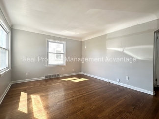 3 Bedroom Bungalow in the Heart of Roseville!