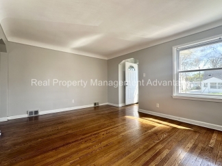 3 Bedroom Bungalow in the Heart of Roseville!