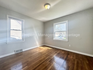 3 Bedroom Bungalow in the Heart of Roseville!