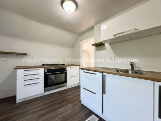 Super Modern Updated Upper Flat - Close to Downtown Ferndale!