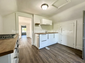 Super Modern Updated Upper Flat - Close to Downtown Ferndale!