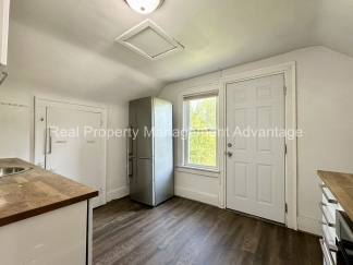Super Modern Updated Upper Flat - Close to Downtown Ferndale!