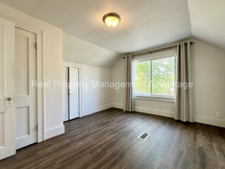 Super Modern Updated Upper Flat - Close to Downtown Ferndale!