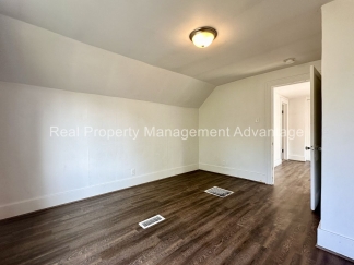 Super Modern Updated Upper Flat - Close to Downtown Ferndale!