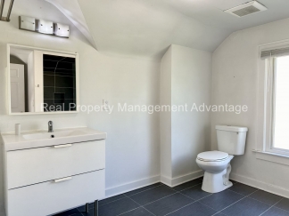 Super Modern Updated Upper Flat - Close to Downtown Ferndale!