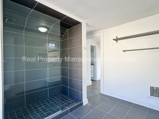 Super Modern Updated Upper Flat - Close to Downtown Ferndale!