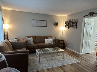 Newly Renovated 2-Bedroom Townhouse in Front Royal _ Pet Friendly well maintained home.