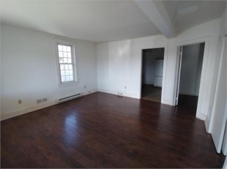 Charming 2 Bedroom Duplex Near Shopping & Schools