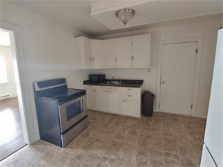 Charming 2 Bedroom Duplex Near Shopping & Schools