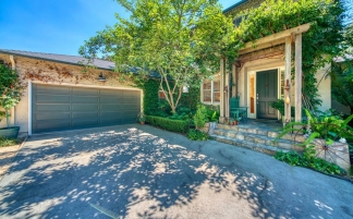 Woodside Classic 3 Bedroom on Beautiful Park Like Yard