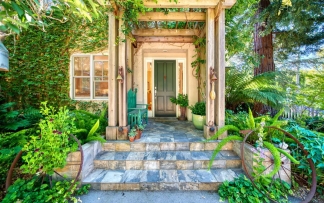 Woodside Classic 3 Bedroom on Beautiful Park Like Yard