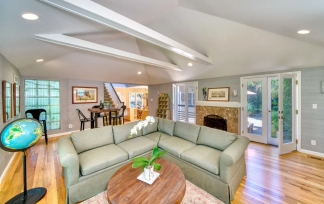 Woodside Classic 3 Bedroom on Beautiful Park Like Yard