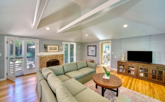 Woodside Classic 3 Bedroom on Beautiful Park Like Yard
