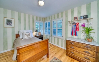 Woodside Classic 3 Bedroom on Beautiful Park Like Yard
