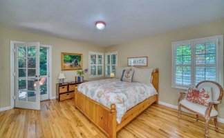 Woodside Classic 3 Bedroom on Beautiful Park Like Yard