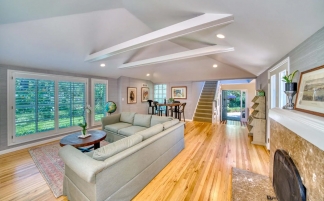 Woodside Classic 3 Bedroom on Beautiful Park Like Yard
