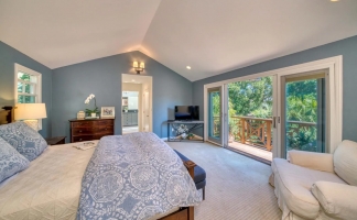 Woodside Classic 3 Bedroom on Beautiful Park Like Yard